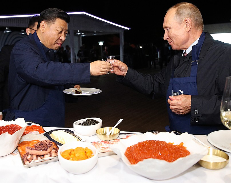 Выпивать по рюмке после успешных переговоров уже их личная традиция Фото: ТАСС