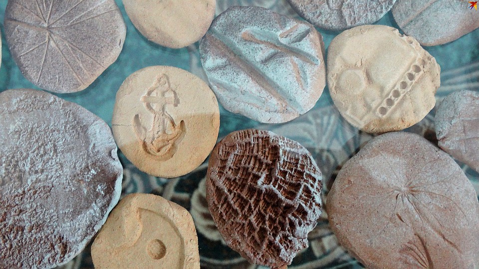 Рядом с научными описаниями соседствуют поделки из глины Фото: Дарья ЮДИНА
