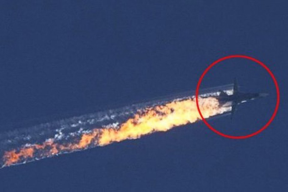 Момент падения сбитого российского Су-24 в небе над Сирией. Фото: REUTERS