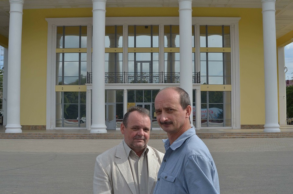 Директор и режиссер театра Сергй Салмин и Олег Шахов на фоне старинного и недавно отремонтированного здания Фото: Сергей ОСЬМАЧКИН