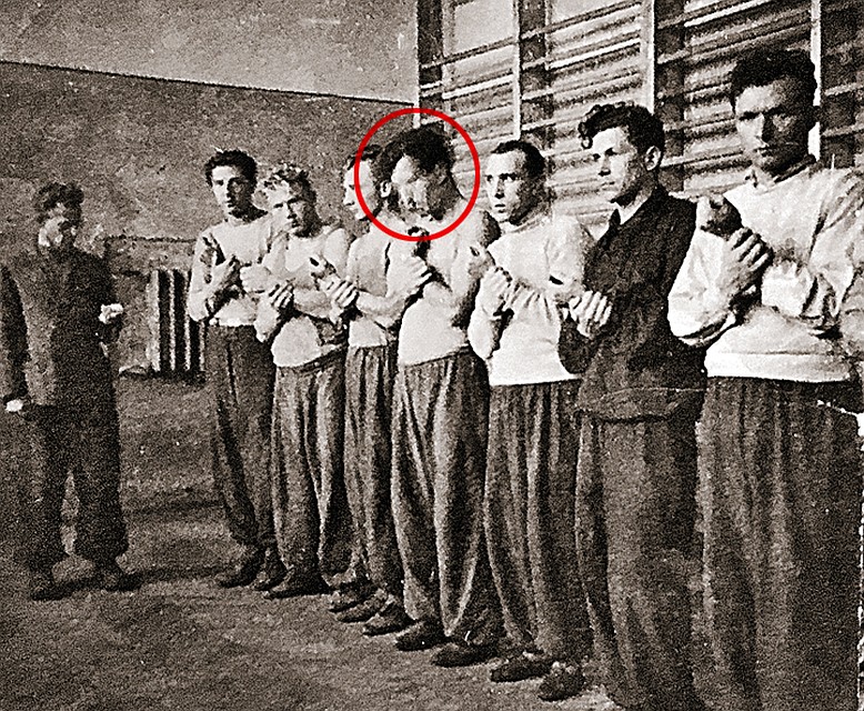 1947 год. Семен (четвертый справа налево) на тренировке по боксу. Если бы его руки были украшены татуировками, описанными в уголовном деле, это запоминалось бы окружающим.