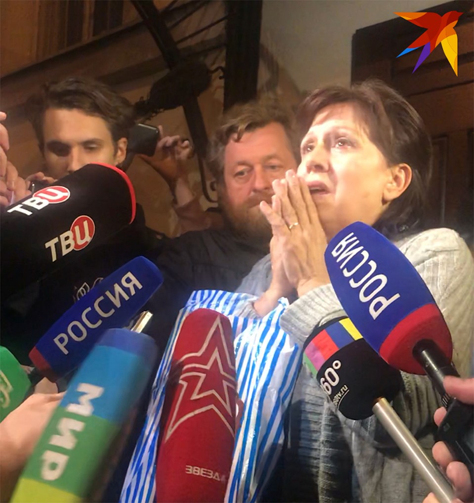 Бабушка сестер Хачатурян Лариса Тодика толпе журналистов сказала лишь: «Я так счастлива» Фото: Дина КАРПИЦКАЯ