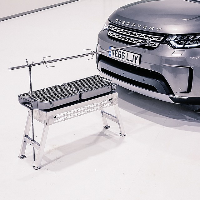 В машине есть вертел-гриль, работающий от двигателя. Фото: landrover.com