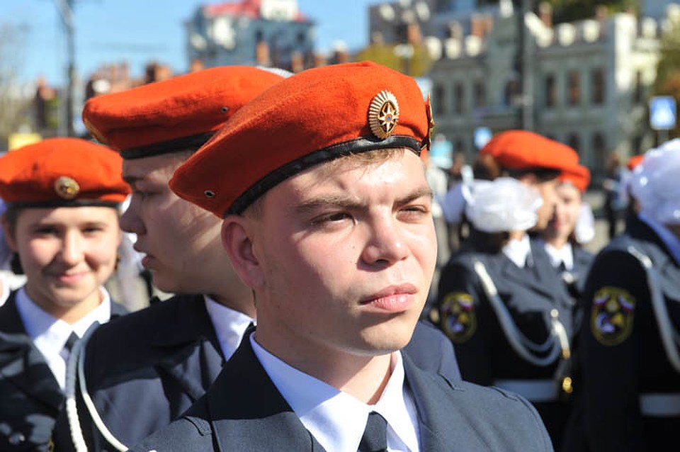 В Хабаровске более 100 школьников приняли присягу и надели погоны спасателей Фото: Борис КОКУРИН