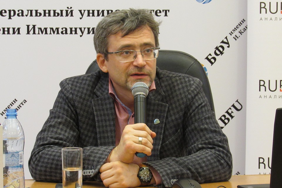 Если власть бронзовеет, становится глуха к нуждам и чаяниям простых людей, долго она не продержится, считает социолог. Фото: Игорь ОРЕХОВ