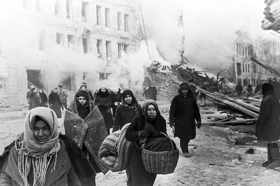 Жители покидают дома, разрушенные немцами. Ленинград, 1941 год. Фотохроника ТАСС Фото: Предоставлено