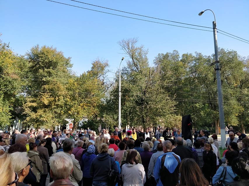 Скорбит весь город. Фото: Надежда ДАЦЮК