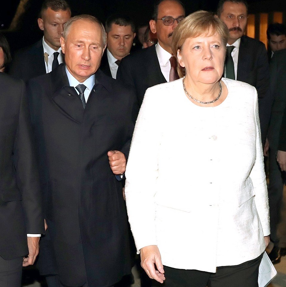 Ангела Меркель и Владимир Путин в "сибирском" пальто. Фото: EAST NEWS