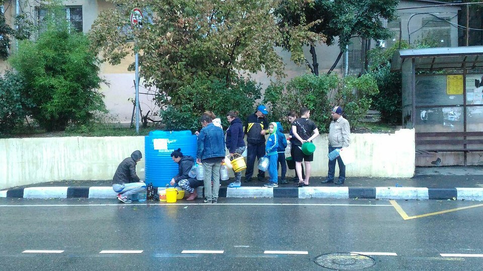В Туапсе питьевую воду подвозили всего два раза в день, потому выстраиваются очереди. Фото: Евгения ХИЛЬКО