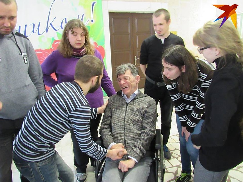 На одной из недавних встреч молодые люди активно знакомились с Сергеем. Фото: facebook.com/SergeSaponenko