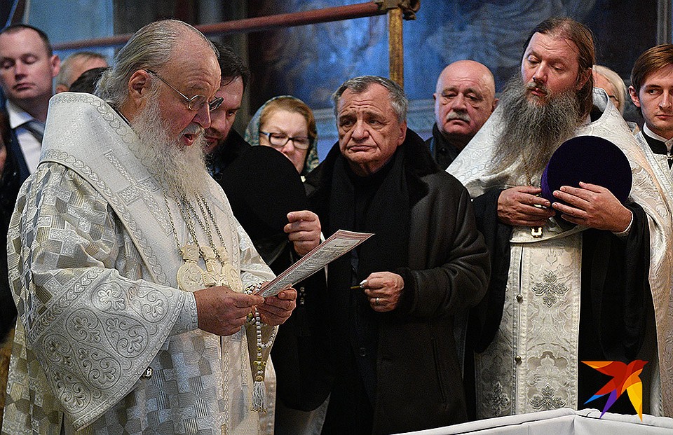 Патриарх Кирилл у гроба артиста. Фото: Михаил ФРОЛОВ