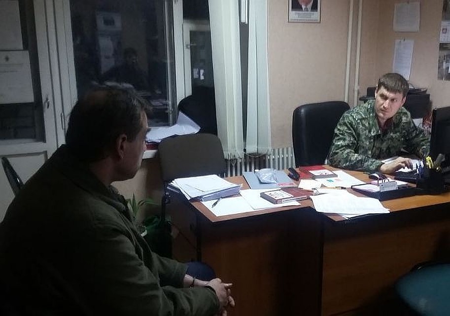 Подозреваемого допрашивают следователи
