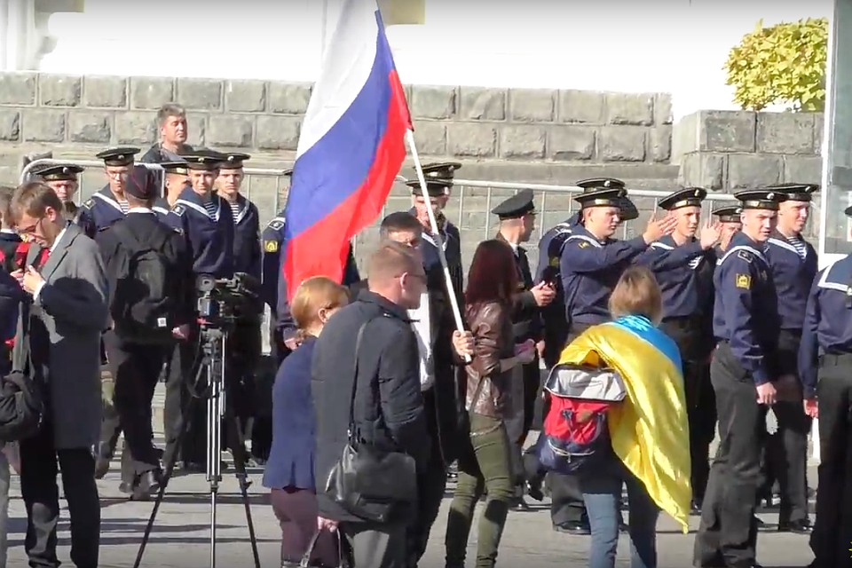 Блогер спокойно прошлась по Севастополю. Фото: кадр видео.