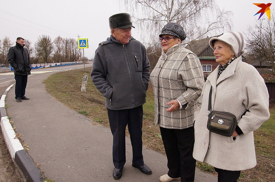 Супруги-пенсионеры и их подруга благодарны президенту и правительству Фото: Павел МИЦКЕВИЧ