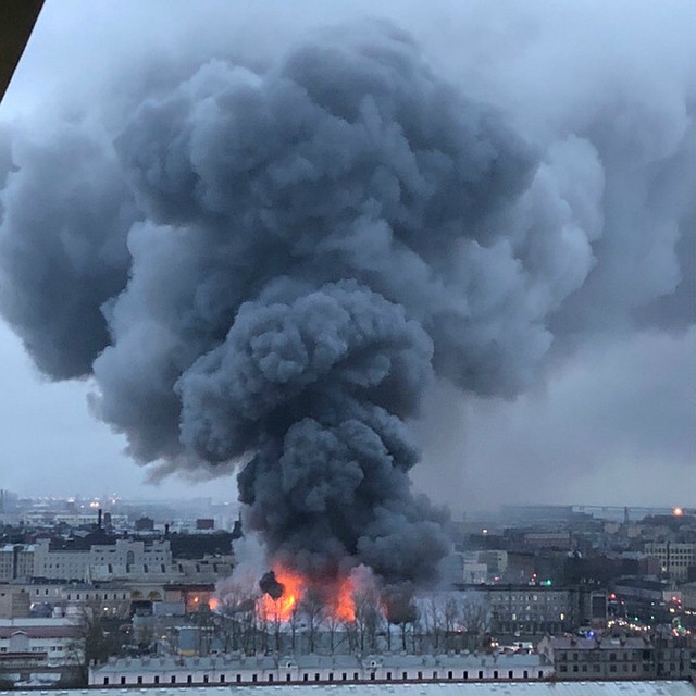Всего за несколько минут пламя охватило около 4 800 квадратных метров кровли Фото: СОЦСЕТИ