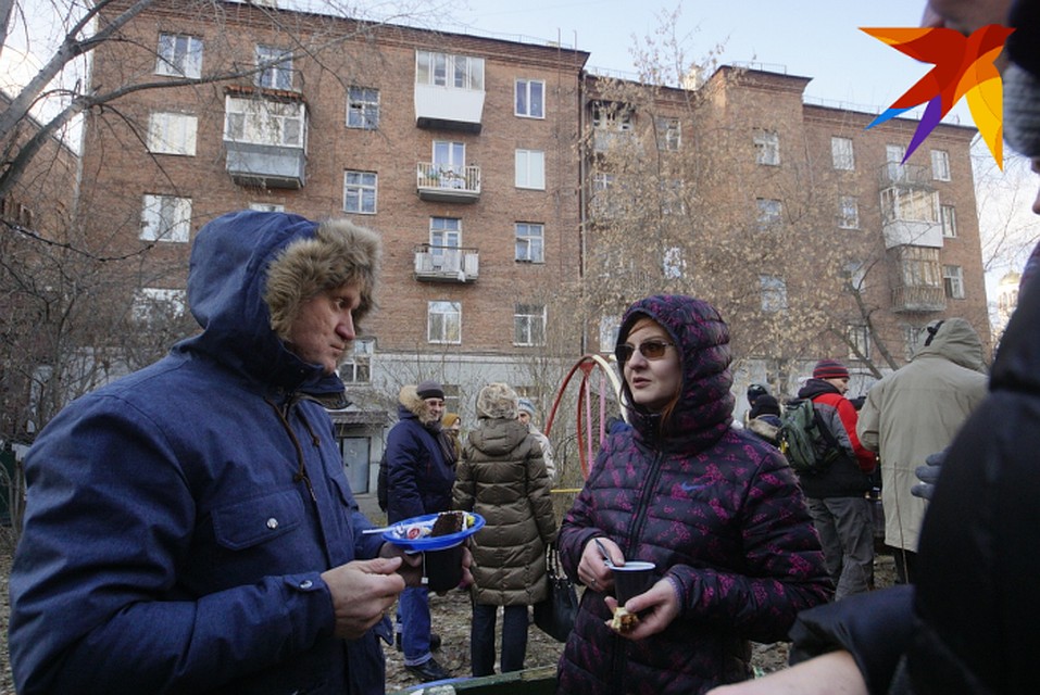 Артист Андрей Рожков (слева) предложил объединить усилия защитников ДК Химмаш и защитников дома на Карла Либкнехта, 40. Фото: Алексей БУЛАТОВ