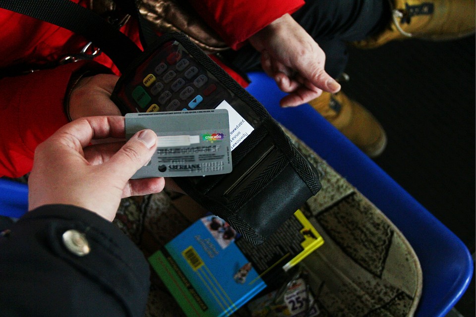 Чтобы оплатить - достаточно прижать карту с работающей функцией NFC к экрану терминала Фото: Александр ВАСИЛЬЕВ