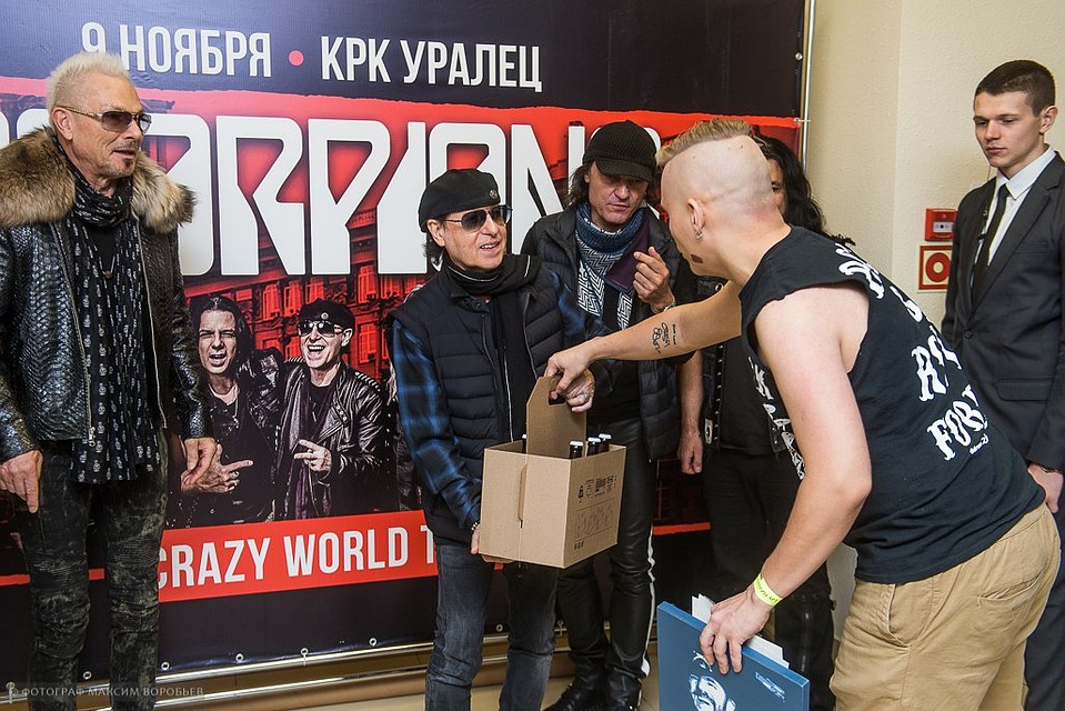 Уралец вручает презенты группе Scorpions. Фото: страница Юрия Галактионова в ВК