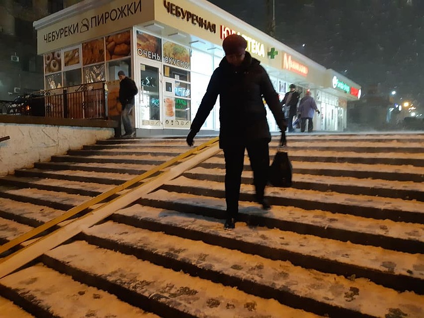 На улицах ужасно скользко - дворники явно добрались не везде. Фото: Виктор ГОВОРОВ