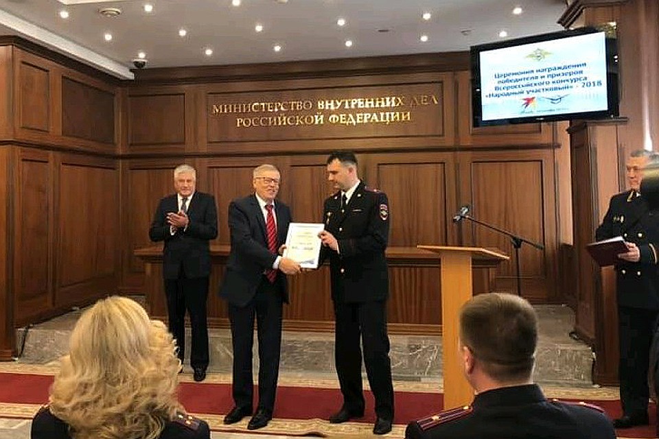 Главный редактор "Комсомольской правды" Владимир Сунгоркин вручает диплом лауреату конкурса.