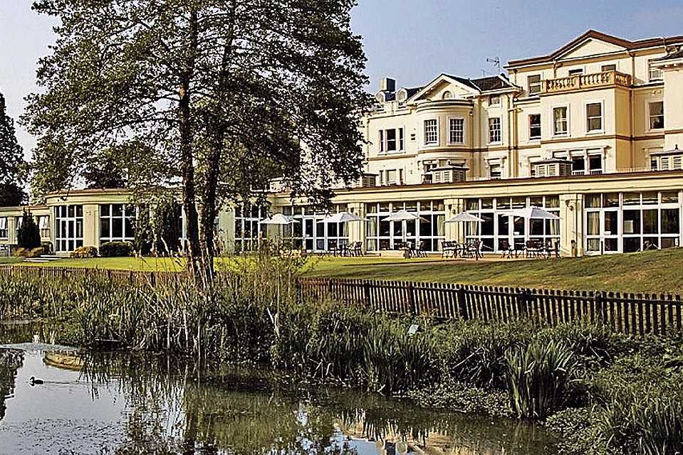 Сколько денег в чужбину ни вложи, а своим никогда не станешь. фото: doubletreechelnetham.com