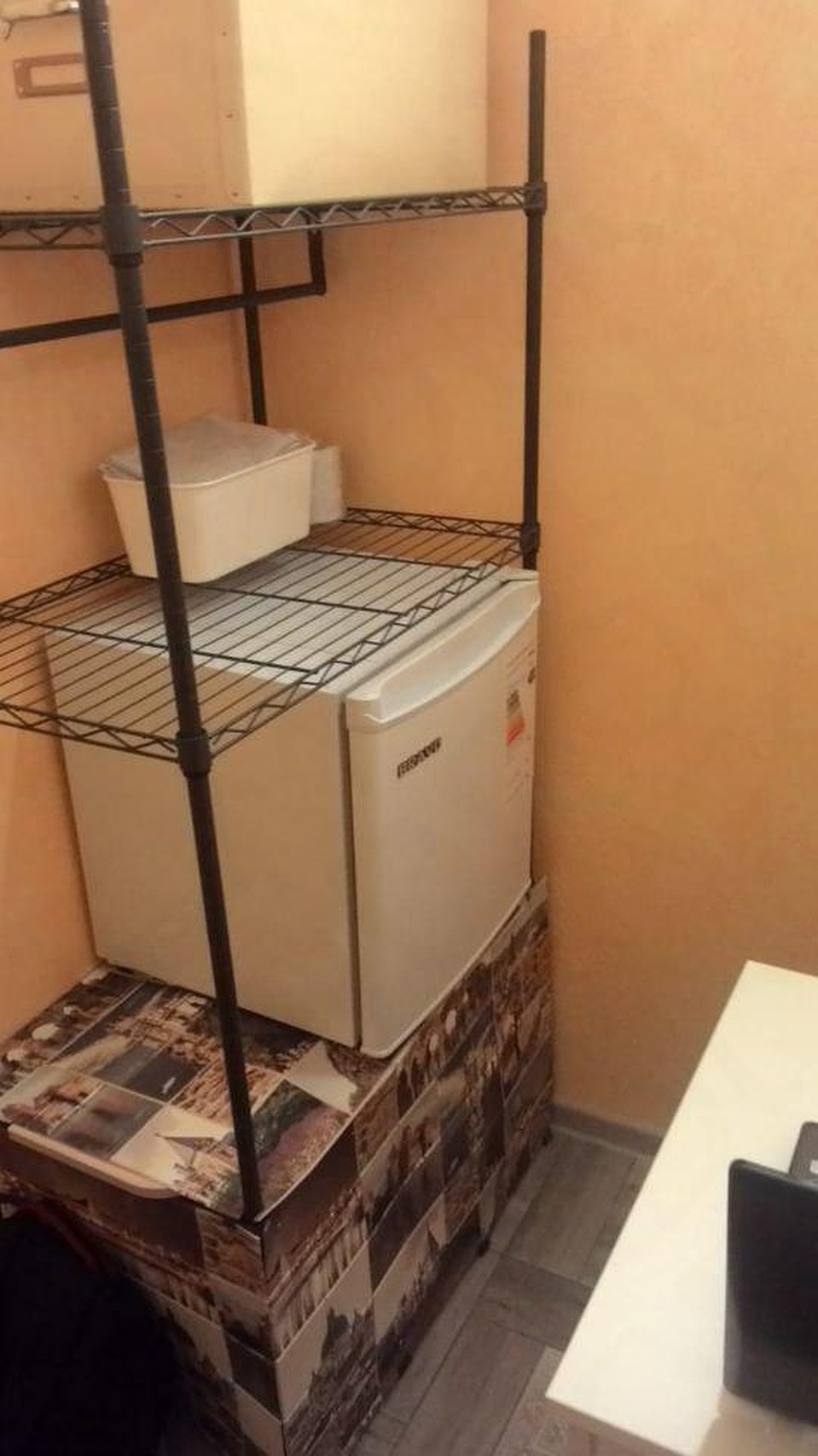На кухне есть маленький холодильник