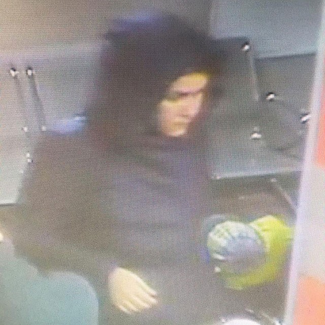 Эта женщина напала на молодую маму, которая держала на руках новорожденного ребенка