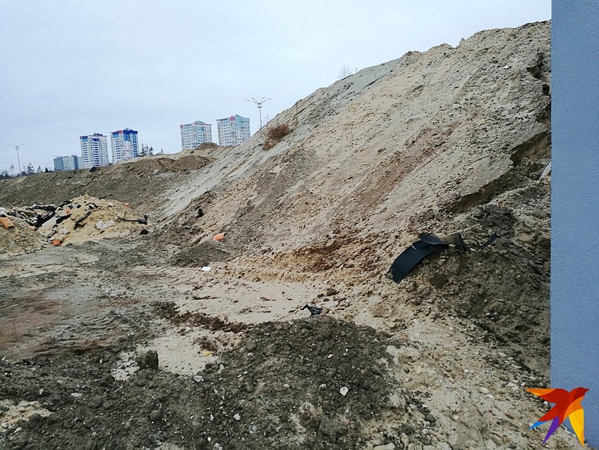 Со склонов смыло армирующую сетку. Вместе с песком и мусором ее сгребли в кучи. Фото: Инна ШЕРЕМЕТЬЕВА