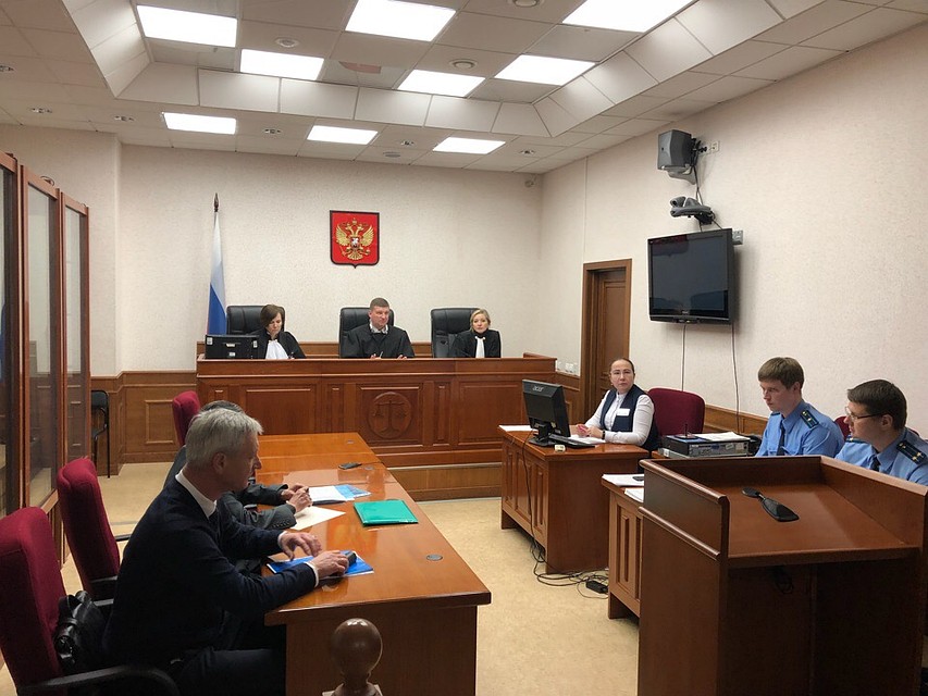 Суд решает вопрос о мере пресечения для школьницы