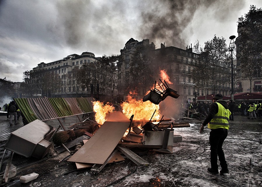Баррикада «жёлтых жилетов» на Елисейских полях. Фото: GLOBAL LOOK PRESS