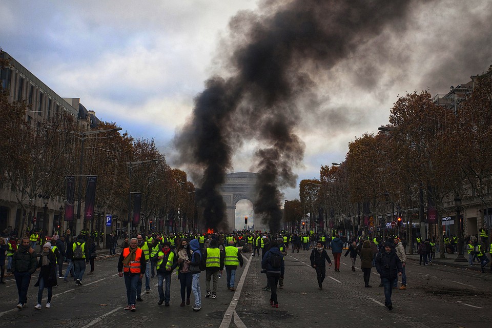 В протестах пострадал символ Парижа — Триумфальная арка. Фото: GLOBAL LOOK PRESS