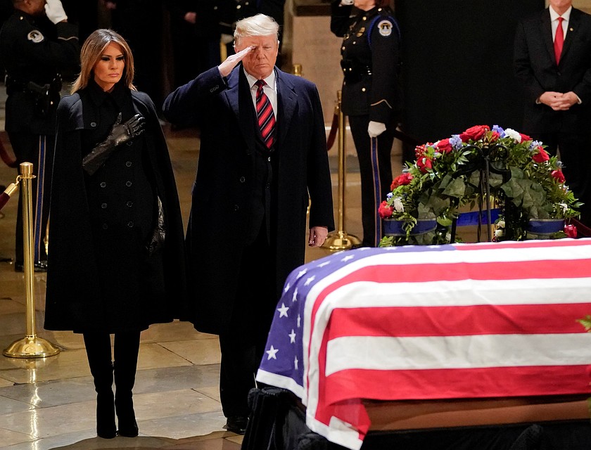 Действующий президент США Дональд Трамп также прибыл в здание Конгресса, чтобы почтить память Джорджа Буша-старшего. Его сопровождала супруга Мелания Трамп. Фото: REUTERS