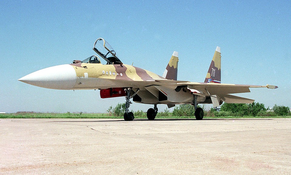 Многоцелевой самолет Су-37 с двигателями изменяемого вектора тяги в 1997 году. Фото Алексея Михеева /ИТАР-ТАСС/.
