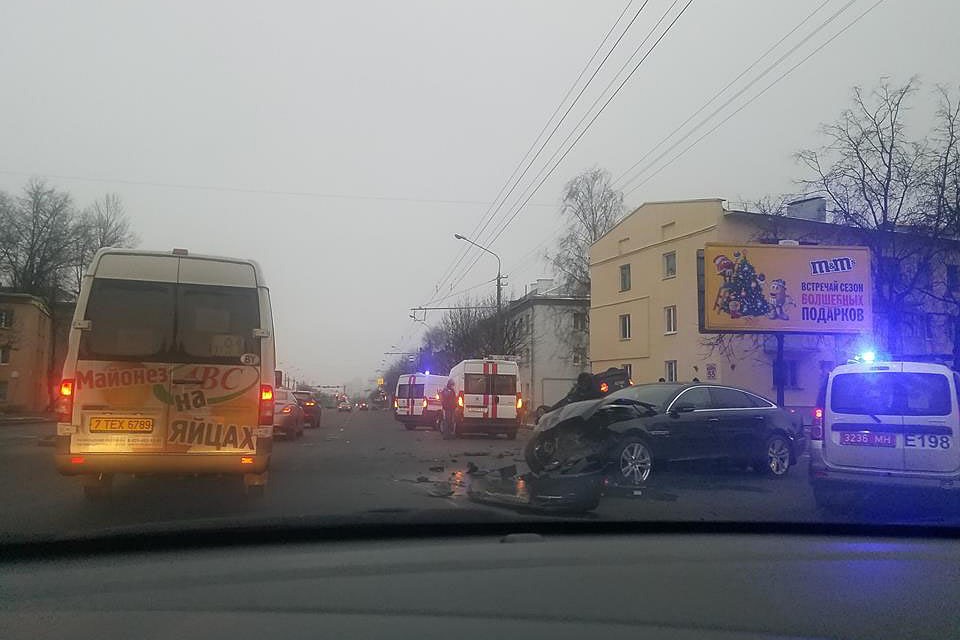 Авария произошла примерно в 9.30 утра. Фото: Андрей ЛЕВКОВСКИЙ