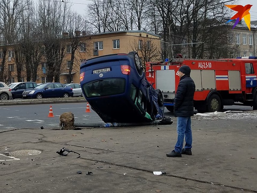 Двоих пострадавших забрали в больницу. Фото: Андрей ЛЕВКОВСКИЙ