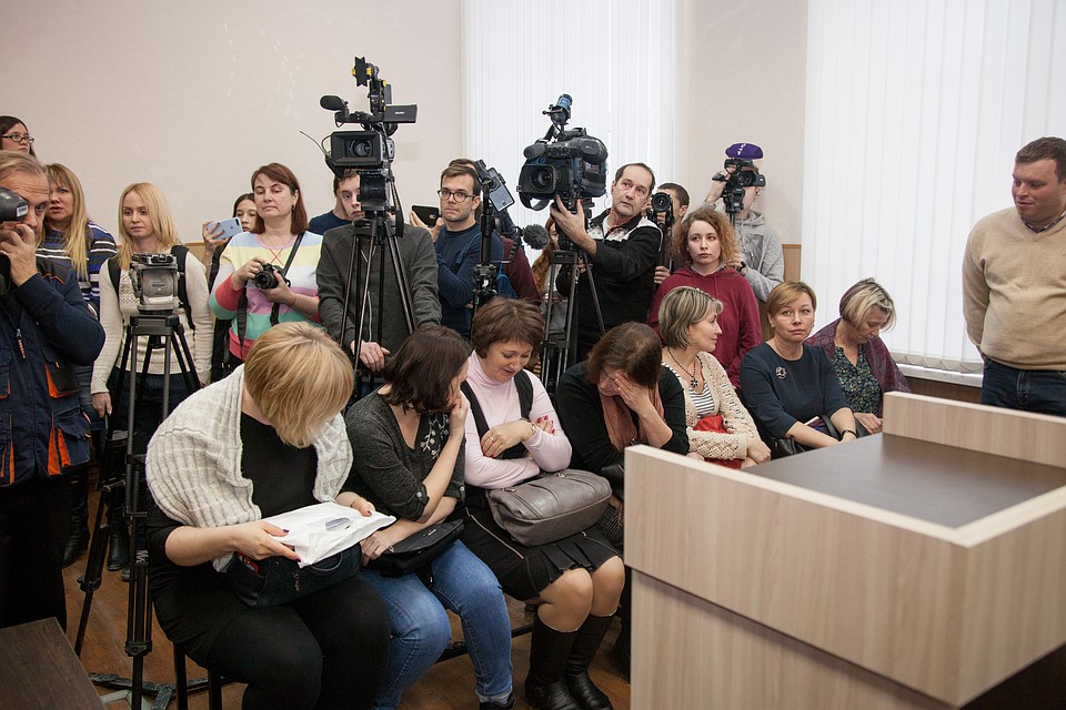 Послушать приговор пришли родители учеников и журналисты. Фото: Николай ОБЕРЕМЧЕНКО
