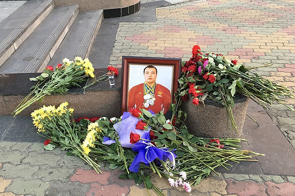 Люди долго несли цветы к месту, где погиб Андрей. Фото: Борис КОКУРИН