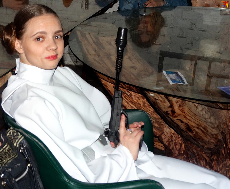 Косплееры сидели прямо в зале, ожидая начала дефиле Фото: Дарья ЮДИНА