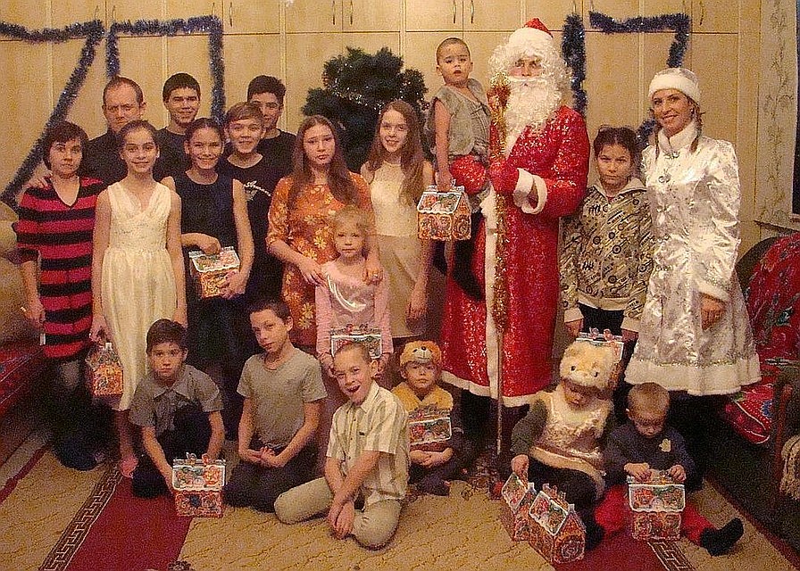 сю ночь не спим: бесимся, бегаем на улицу, водим хороводы и каждый год фотографируемся под нашей традиционной елкой. Фото: архив Татьяны Сорокиной.