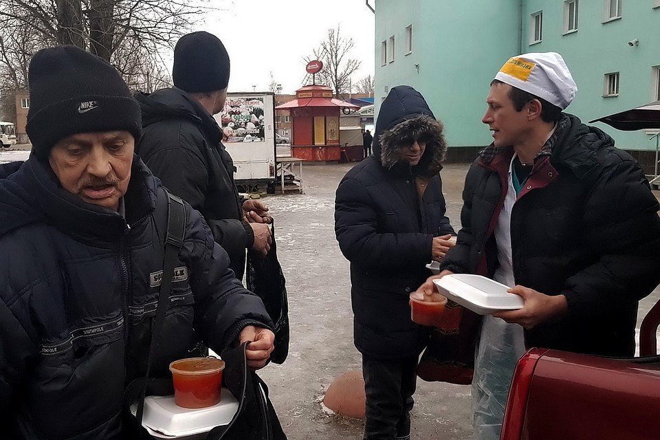 Следующая остановка волонтеров - автовокзал Пскова. Фото: Анастасия Бевза