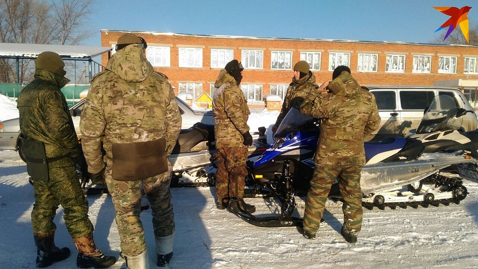 По заснеженным степям разъехались спасатели на снегоходах