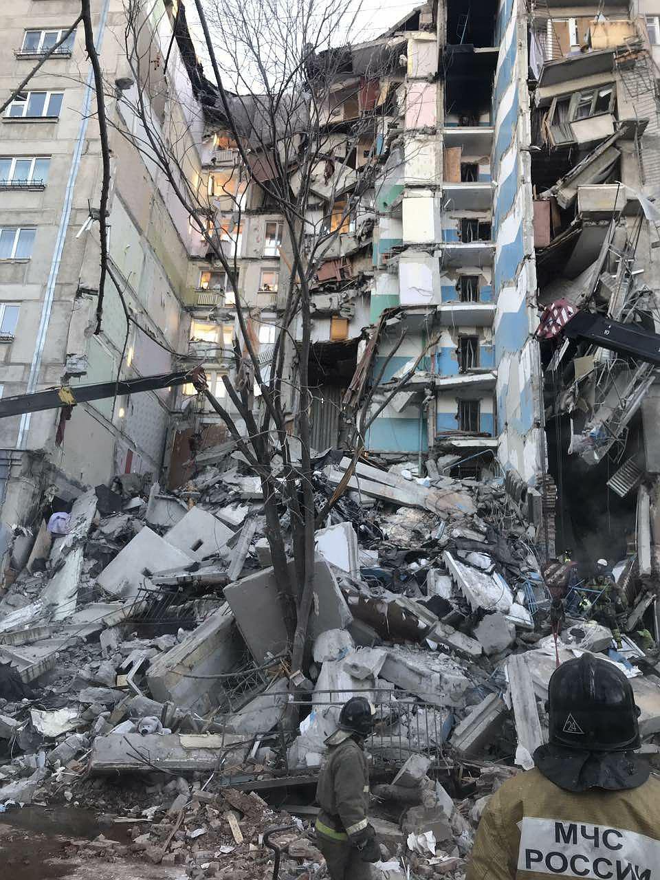 Под завалами могут находиться более 60 человек. Фото: пресс-служба губернатора.