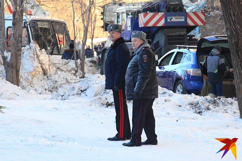 На фото начальник полицейского Главка Андрей Сергеев. Практически все первые лица области прибыли на место трагедии. Фото: Сергей Чуфаров, Евгений Чуфаров