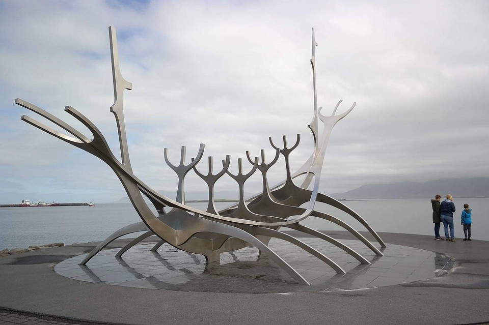 И ещё один плюс: многие достопримечательности Исландии бесплатны! Как Sun Voyager, Солнечный странник, напоминающий о викингах. Фото: Юлия СМИРНОВА