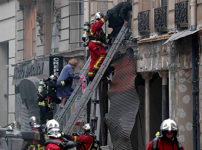 Эвакуация жителей квартир, расположенных над местом взрыва. Фото: REUTERS