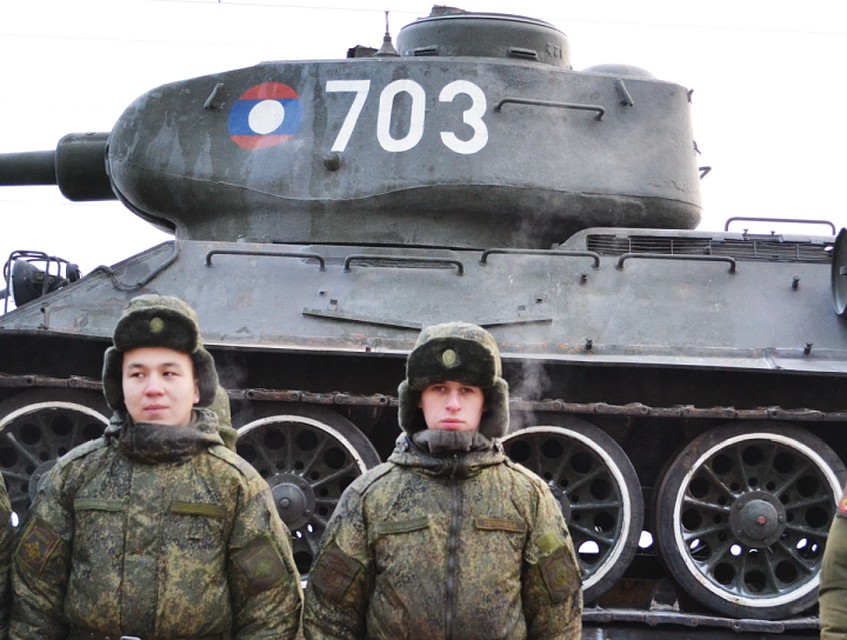 Юнармейцы на встрече танков Т-34 в Иркутске. Фото: Алексей ГОЛОВЩИКОВ, газета "Областная"