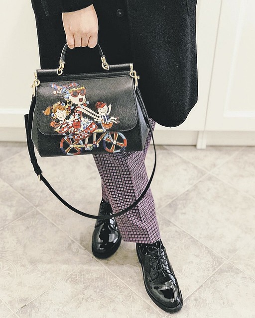 Сумка из телячьей кожи от Dolce&Gabbana. Цена - 150 тысяч рублей. Фото: instagram.com