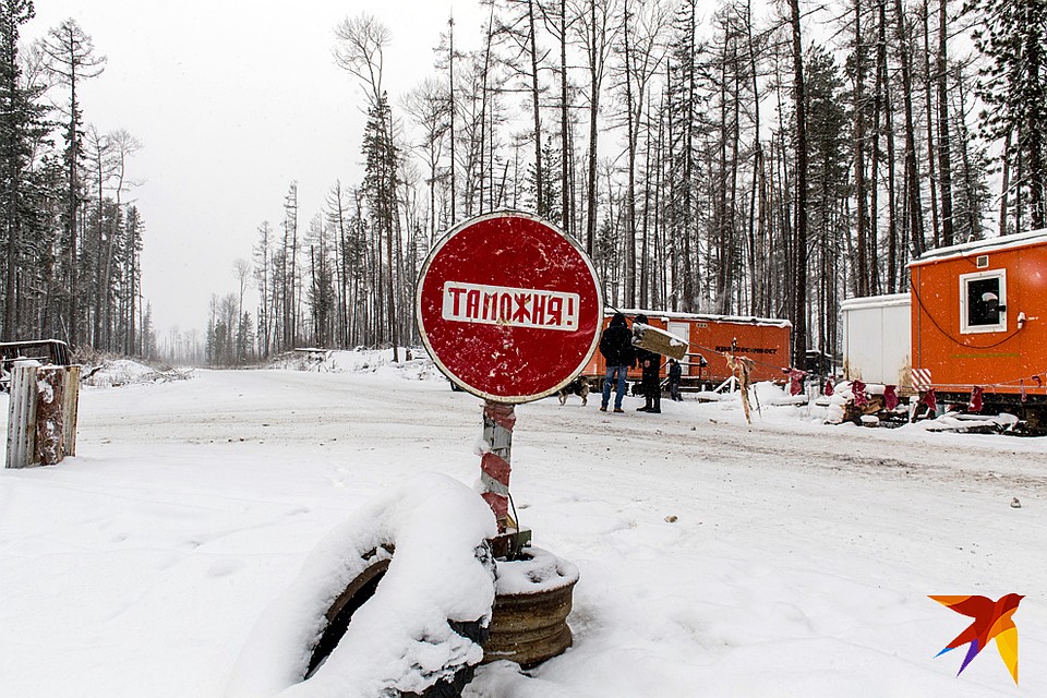 КПП в тайге. Такие вагончики стоят на «зимнике» в Тайге, чтобы в лес не ездили левые лесовозы. Фото: Виктор ГУСЕЙНОВ