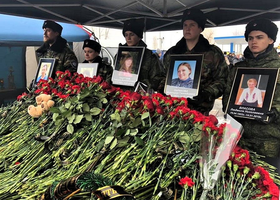 Два часа горожане со слезами на глазах несли к дому живые цветы. Фото: Ольга ГОПАЛО