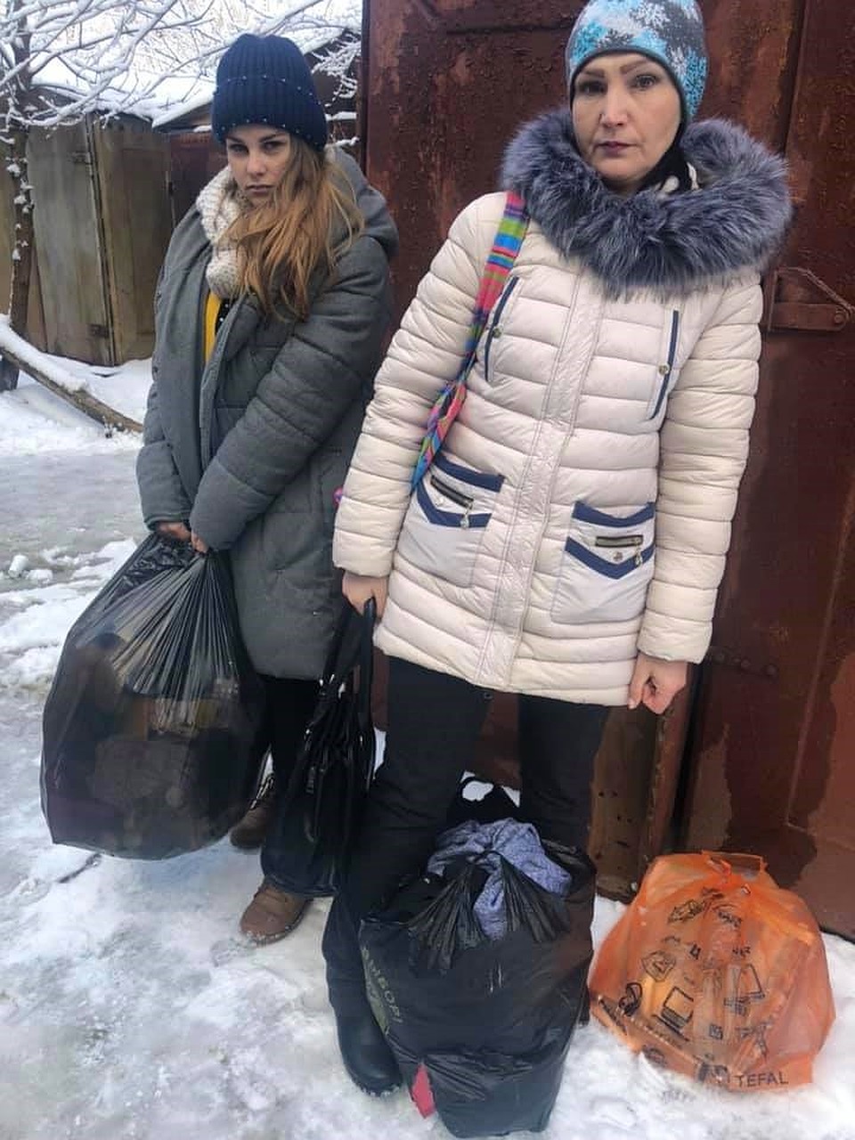 Обратно многие выходили не только с самым необходимым: с любимыми сердцу вещами. Фото: Ольга ГОПАЛО